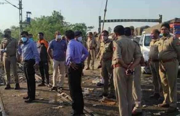 यूपी : ट्रक से टकराई ट्रेन, चार की मौत