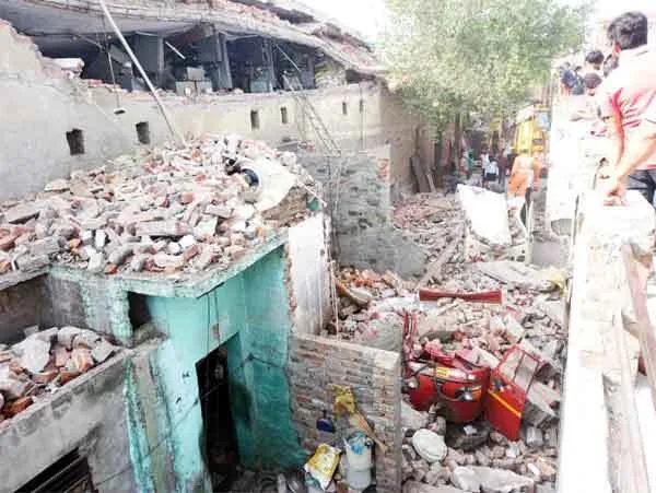 फैक्टरी की इमारत ढही, तीन मजदूरों की मौत