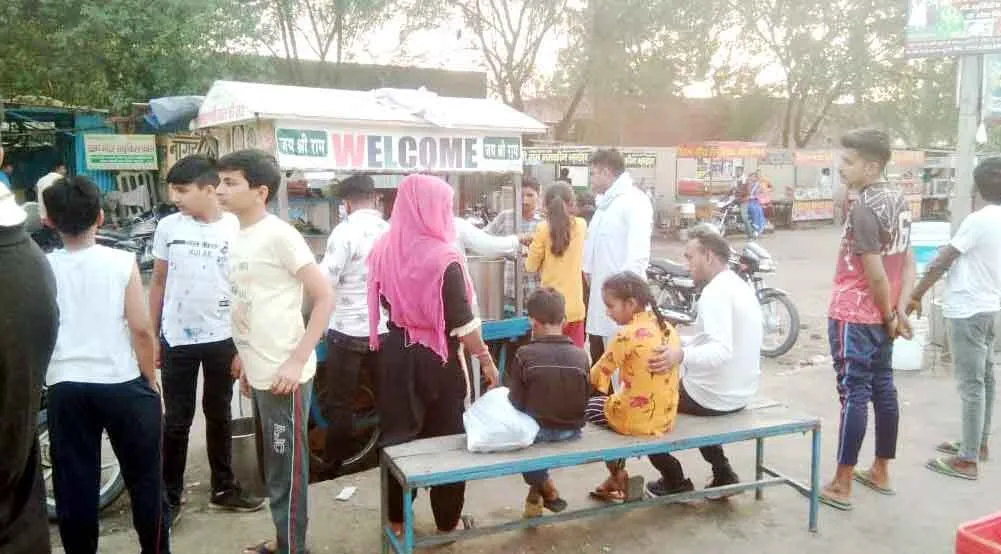 हाथ में बीड़ी, मुंह में जर्दा, किसी के मुंह पर नहीं है पर्दा…
