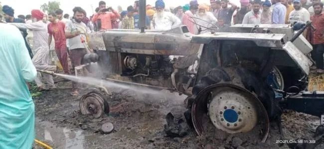 पांच एकड़ फसल को लगी अचानक आग, ट्रैक्टर भी जला