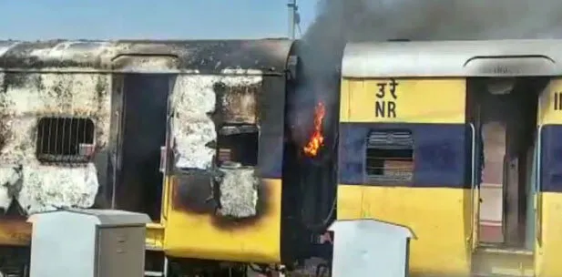 रोहतक रेलवे स्टेशन पर खड़ी एक ट्रेन में लगी आग, 3 बोगियां जलकर राख