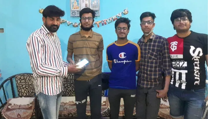 डेरा सच्चा सौदा श्रद्धालुओं ने मोबाइल और 30 हजार रु. लौटाकर पेश की ईमानदारी की मिसाल