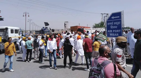 दुष्यंत चौटाला के विरोध में किसानों ने एयरपोर्ट का घेराव कर राष्ट्रीय राजमार्ग रोका