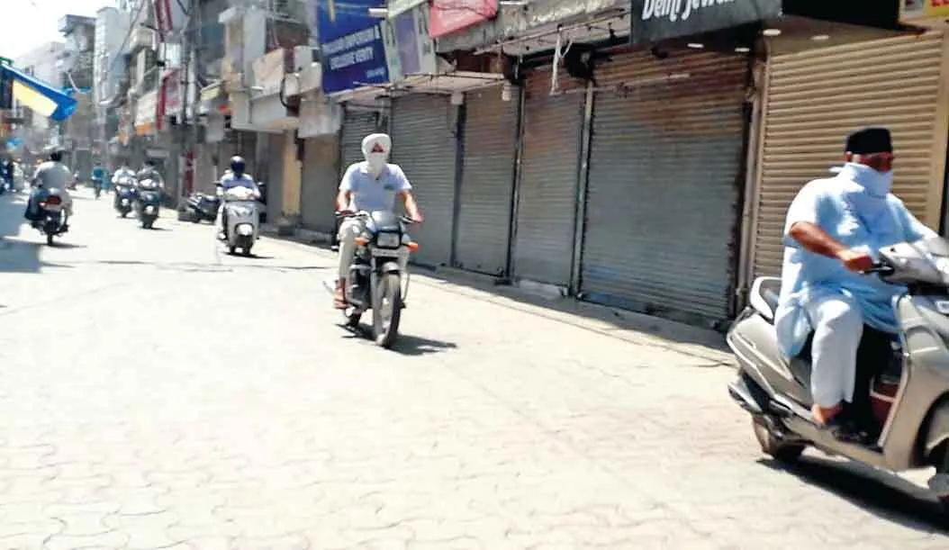 दिल्ली में लॉकडाउन के बाद बाजारों में सन्नाटा, मजदूरों का पलायन तेज