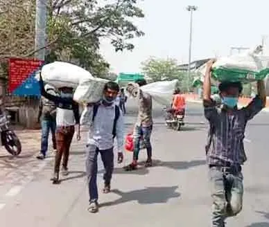 नाइट कर्फ्यू के साथ प्रवासियों का पलायन शुरू