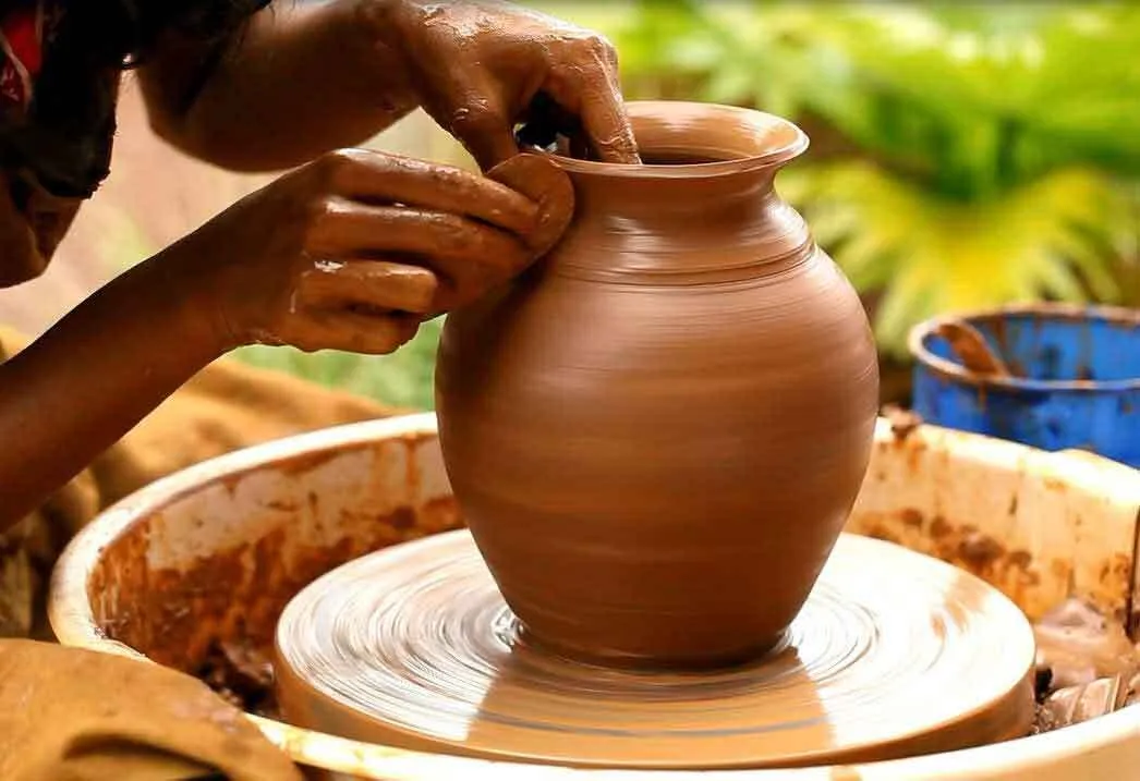 आधुनिकता की दौड़ में कुंभकारों का क्यों हो रहा है धंधा चौपट