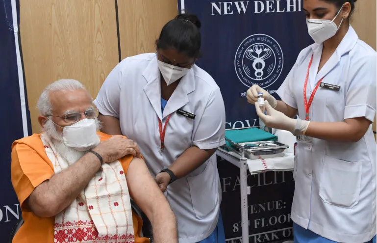 वैक्सीनेशन से ही कोरोना को हराना संभव, पीएम ने ली दूसरी डोज