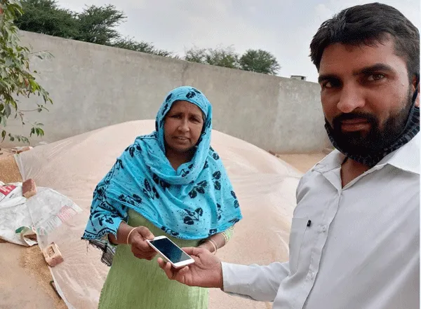 आउटसोर्सिंग कर्मचारी ने लगभग 7 हजार का मोबाइल उसके मालिक को लौटा कर ईमानदारी का परिचय दिया