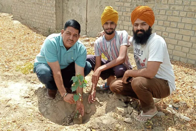 पेड़ पौधे लगाकर पर्यावरण का संदेश दे रहे हैं: गुरविंदर सिंह