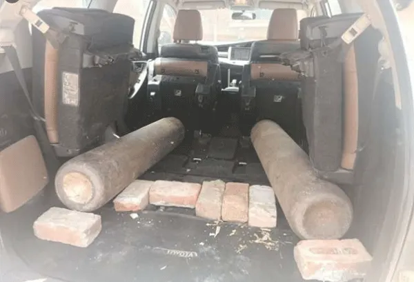 ऑक्सीजन सिलेंडर लेकर जा रही गाड़ी को पुलिस ने रुकवाया