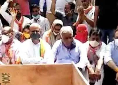 भाजपा नेताओं का शव के साथ दूसरे दिन भी प्रदर्शन