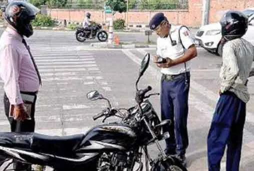 लापरवाह लोगों के काटे चालान, वसूला जुर्माना
