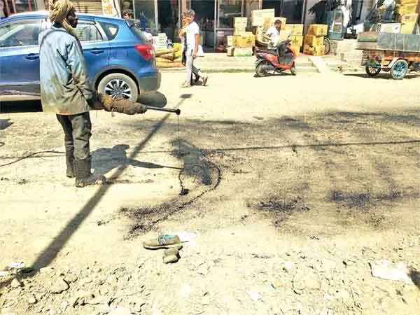 सड़क मुरम्मत कार्य में अनियमितता, उखड़ रही बजरी