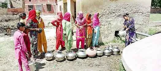 10 दिनों से पेयजल आपूर्ति बंद, 200 से लेकर 300 देकर खरीद रहे टैंकर