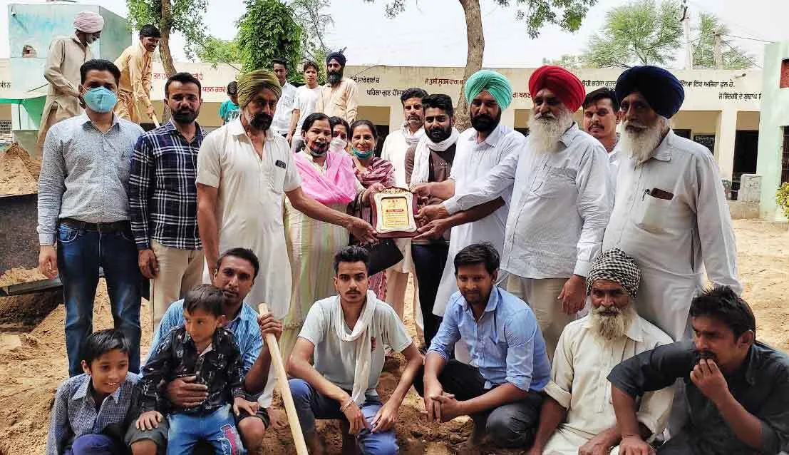 स्कूल स्टाफ ने डेरा श्रद्धालुओं को सम्मान चिन्ह देकर किया सम्मानित