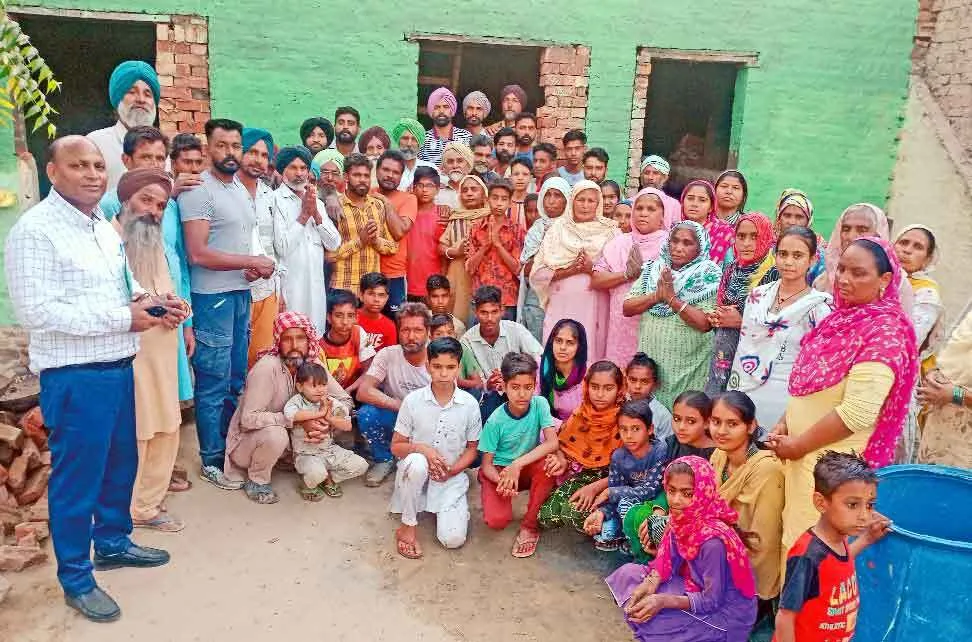 डेरा श्रद्धालुओं ने बुजुर्ग दम्पति को बनाकर दिया आशियाना