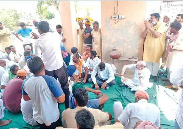 तोल में लगाया जा रहा था मोटा चूना, किसानों ने काटा बवाल