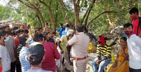 आग में जला आशियाना, दीन-हीन परिवार का सहारा बनी पुलिस टीम