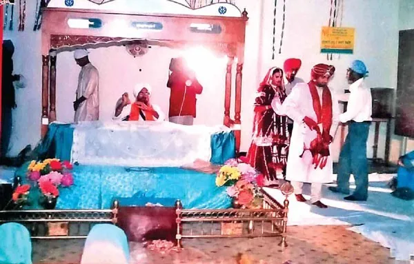 जिसने अपने विवाह की एल्बम श्री हरिमंदर साहिब जी की तस्वीरों से सजाई, उस पर ही मढ़ दिए बेअदबी के आरोप