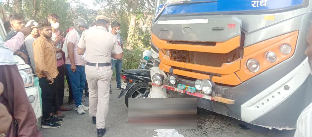 डबल डेकर बस ने बाइक सवार को कुचला, मौत