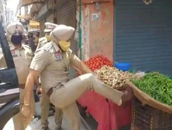 पंजाब पुलिस का क्रूर चेहरा: एसएचओ ने सब्जी टोकरी को मारी लात, तुरंत सस्पेंड