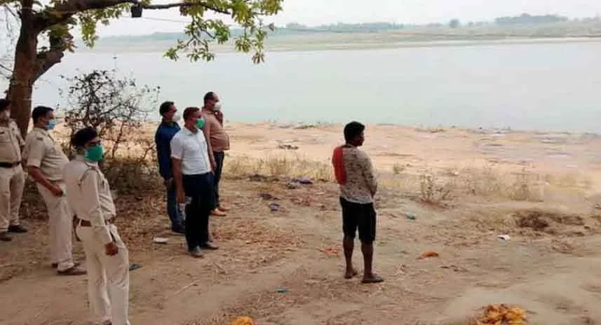 कोरोना: अब गंगा किनारे रेत में दफनाए गए सैंकड़ों शव