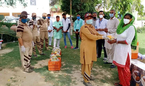 कोरोना वारियर्स को बांटी फलों की किट