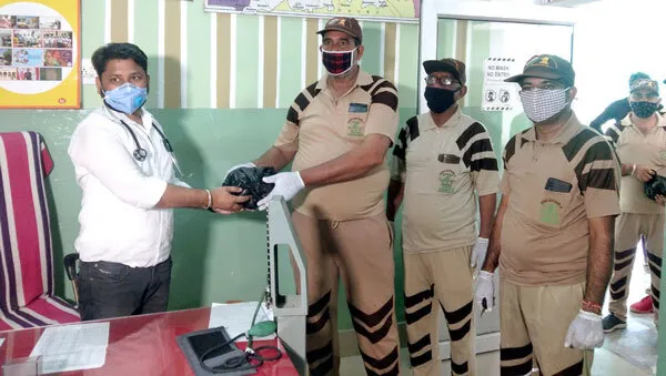कोरोना वारियर्स की पहले सेवा फिर सैल्यूट