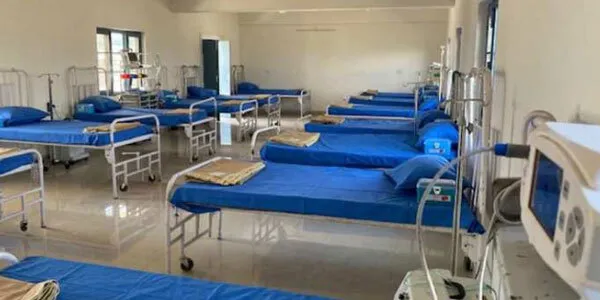 कोरोना की बढ़ती मार के बीच सरकार अस्थाई अस्पतालों के निर्माण में जुटी