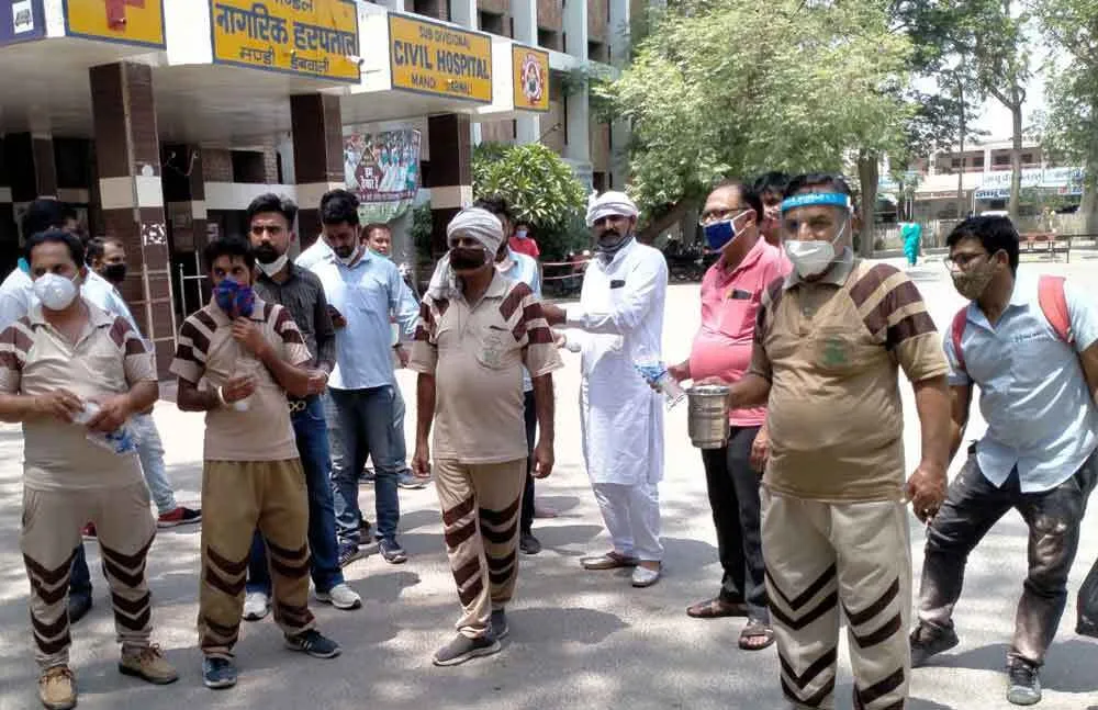 डबवाली ब्लॉक की साध-संगत ने कोरोना वॉरियर्स को नींबू पानी पिलाकर किया सेल्यूट