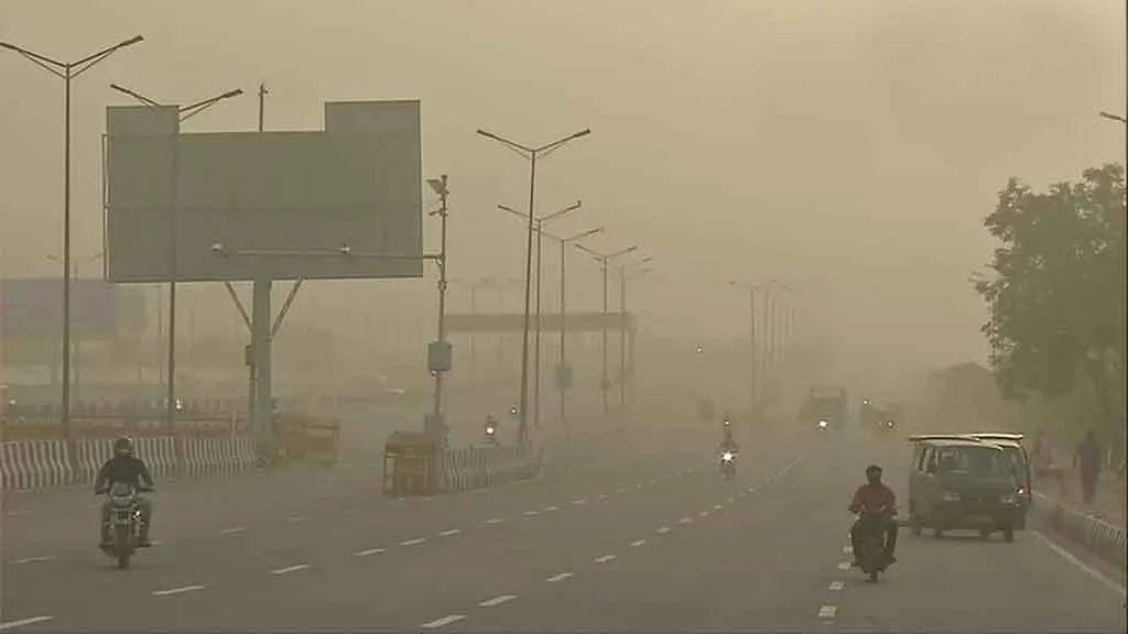 दिल्ली : सुबह के वक्त शाम जैसा नजारा, धूलभरी आंधी में घटी दृश्यता