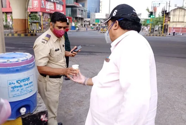 कोरोना वारियरस को सेल्यूट कर नागपुर के डेरा श्रद्धालु बोले, ‘हम आपके साथ’