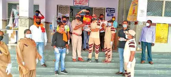 कोरोना वॉरियर्स के साथ कंधा मिलाकर खड़े डेरा अनुयायी