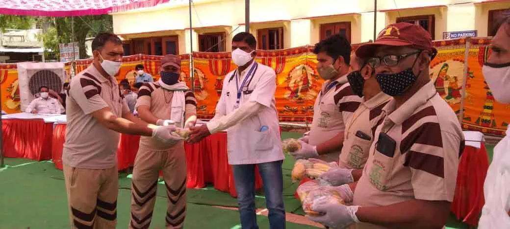 डेरा सच्चा सौदा अनुयायियों ने राजगढ़ और मालाखेड़ा में कोरोना वॉरियर्स को बांटी फलों की 360 किटें