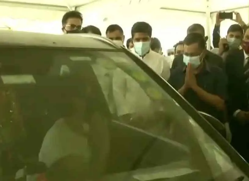 अब अपनी गाड़ी में भी वैक्सीन लगवा सकेंगे लोग: केजरीवाल
