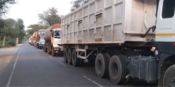 हिसार में किसानों पर हुए लाठीचार्ज के विरोध में किसानों ने किया रोड़ जाम, सरकार व प्रशासन के खिलाफ की नारेबाजी