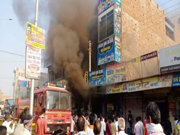 रेडीमेड कपड़े की दुकान में आग, लाखों का नुकसान