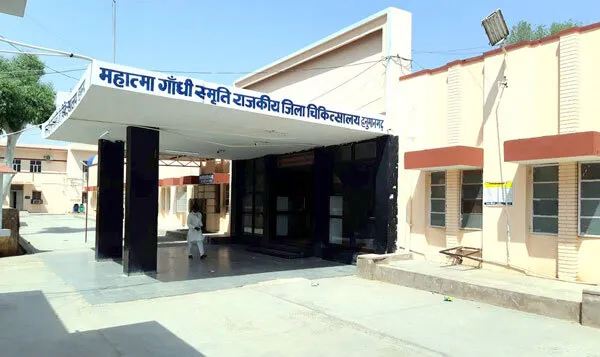 रोगियों की जान बचाते खुद हो रहे संक्रमित
