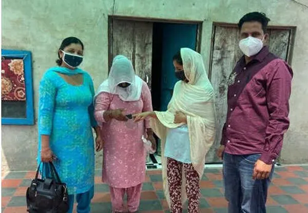 झोलाछाप चिकित्सकों के सहारे कोरोना से जंग लड़ रहे हैं ग्रामीण