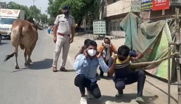 बेवजह सड़क पर निकल कोई बना मुर्गा तो कोई मेंढक