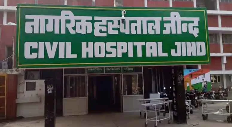 स्टाफ नर्स के आक्सीजन हटाने से महिला की मौत, परिजनों ने किया हंगामा