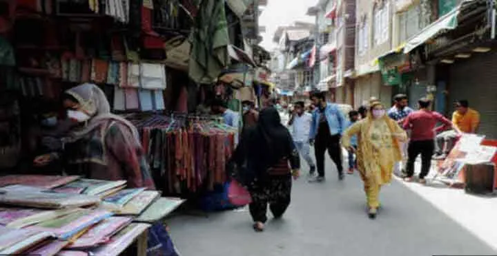 कश्मीर में एक माह बाद बाजार फिर से खुलें
