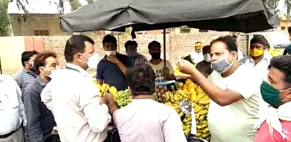 अधिकारियों-रेहड़ी संचालकों में कहासुनी