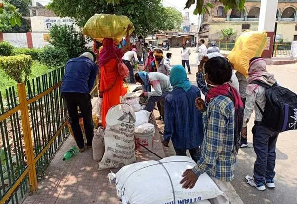 लॉकडाउन के बाद प्रवासी मजदूरों में घर जाने की लगी होड़