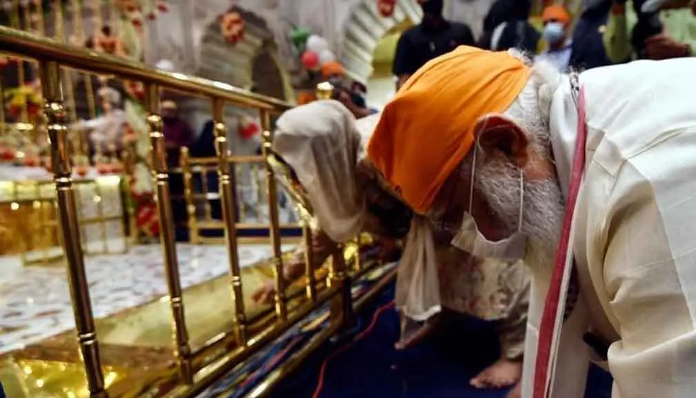 प्रधानमंत्री ने गुरुद्वारा शीशगंज जाकर माथा टेका