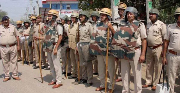 सीएम को काले झंडे दिखाने पहुंचे किसानों को पुलिस ने खदेड़ा