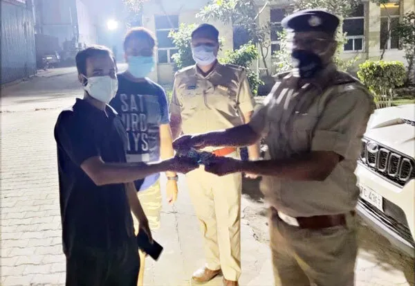 पुलिस ने युवक के खोए हुए रुपए लौटाए