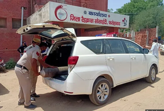 कोरोना संकट में लोगों के लिए मददगार साबित हो रही खाकी