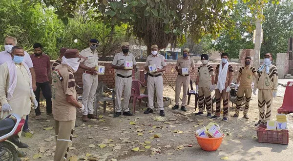 उकलाना ब्लॉक की साध-संगत ने करोना वारियर्स व पुलिस कर्मियों को वितरित किया करोना किट व निम्बू पानी