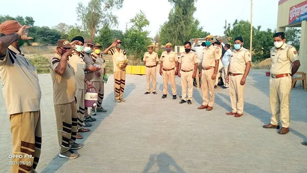 मुस्तैदी से ड्यूटी करने के लिए किया सैल्यूट